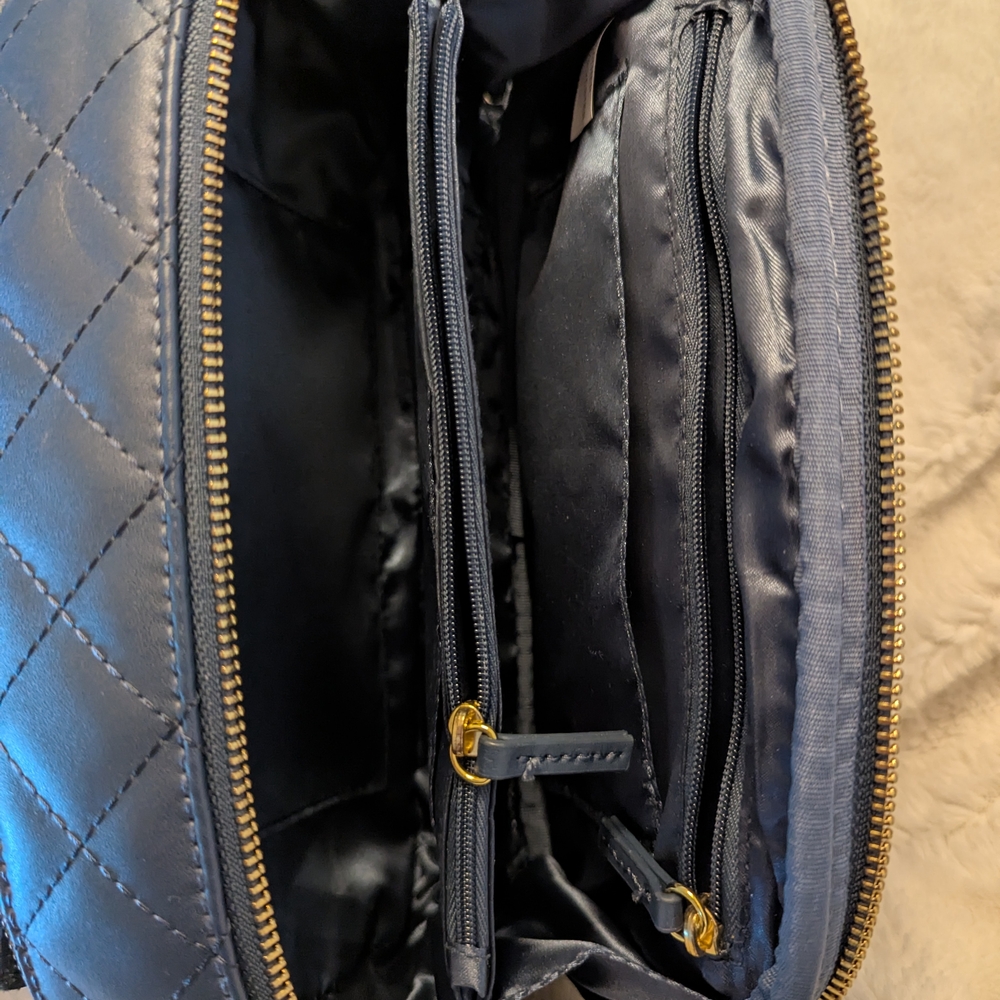 Elegant Blue Quilted Crossbody Bag - Picture 4 of 9